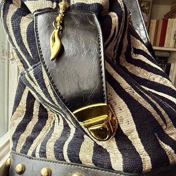 Stylish Zebra print duffle handbag. - Picture 3 of 12